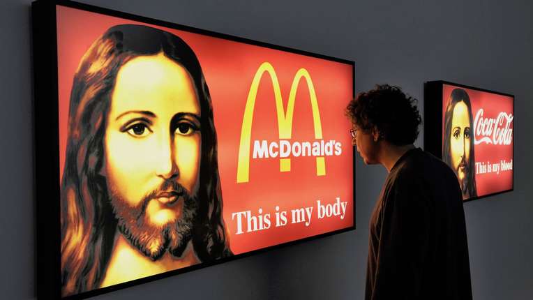 Jesus als Motiv auf einer McDonalds-Werbung: Leuchtkasten von Alexander Kosolapov