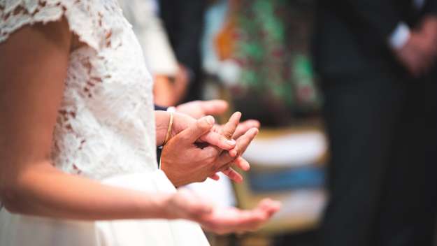 Brautpaar in der Kirche beim Gebet