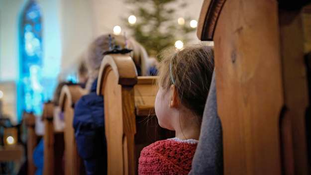 Ein Mädchen beim Weihnachtsgottesdienst in der Kirche