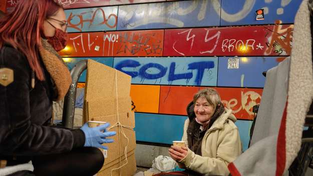 Der Suppenbus in Berliner Stadtmission versorgt Obdachlose mit Essen und heißen Getränken