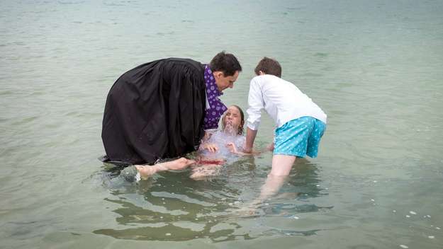 Mädchen wird mit Untertauchen im Langener Waldsee getauft