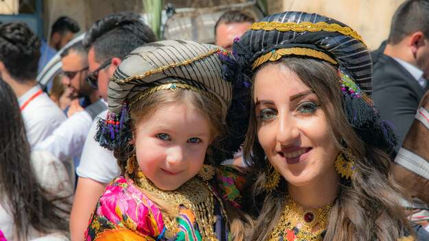 Mutter und Tochter bei einer Prozession im Irak