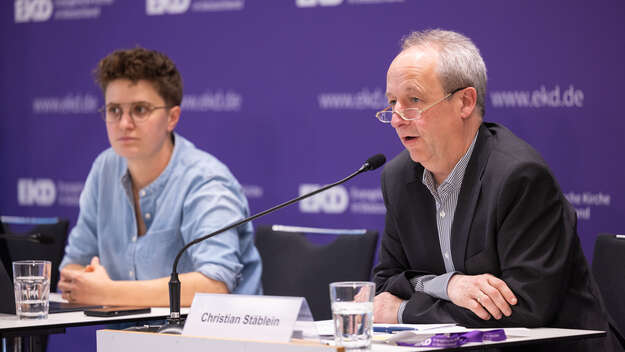 In der Abschlusspressekonferenz sitzen Präses Heinrich und EKD-Flüchtlingsbischof Stäblein gemeinsam auf dem Podium.
