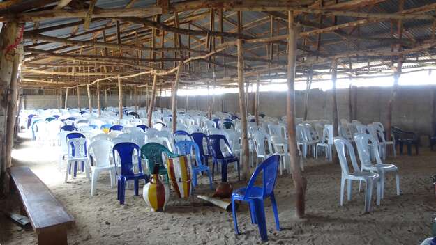 Eine Behelfskirche in Nigeria nach der Zerstöung durch Terroristen