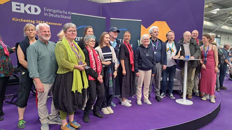Mitglieder aus Kommission, Steuerungsgruppe und Projektbüro auf der EKD Bühne auf dem Messegelände 