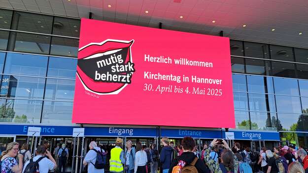Kirchentagslogo über dem Eingang zur Messe