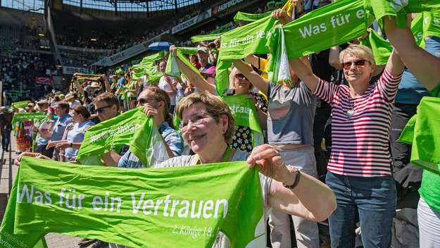 Teilnehmer am Großgottesdienst im Fußballstadion von Borussia Dortmund