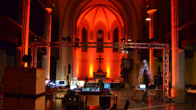 Blick in die beleuchtete Jugendkirche PAX