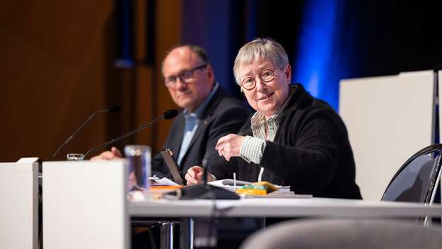 Elke König leitet die Plenumssitzung bei der Tagung der EKD-Synode am 12.11.24 in Würzburg