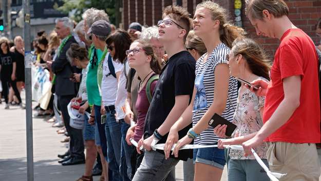 Eine Menschenkette für Frieden haben Kirchentagsteilnehmer am Samstag (22.06.19) in der Dortmunder Innenstadt gebildet. 