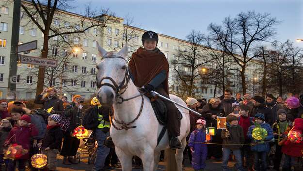 Sankt Martin Umzug mit weissem Pferd und  Kindern 