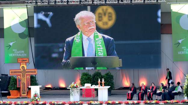 Auf einer Großbild-Leinwand werden die Worte von Kirchentagpräsident Hans Leyendecker aus dem Fußballstadion von Borussia Dortmund übertragen