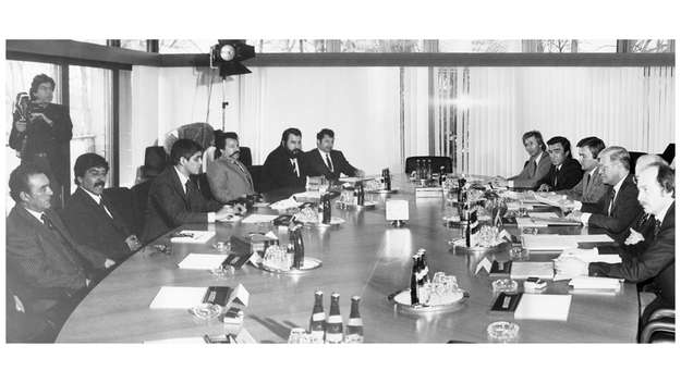 Am 17. März 1982 empfing der damalige Bundeskanzler Helmut Schmidt eine Delegation des Zentralrats unter Leitung des Vorsitzenden Romani Rose und erkannte den Völkermord an den Sinti und Roma aus Gründen der sogenannten 