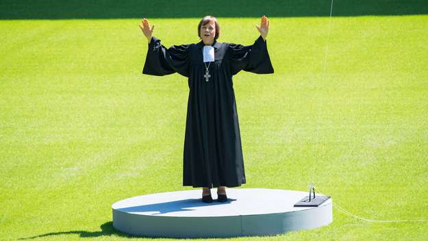 Die Präses der westfälischen Kirche, Annette Kurschus, erteilt den Gottesdienstteilnehmern im Stadion den Segen. 