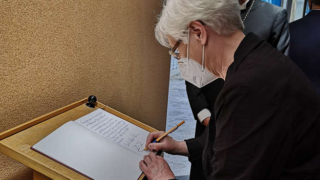 Irmgard Schwaetzer beim Eintragen in das Gedenkbuch für die Sinti und Roma