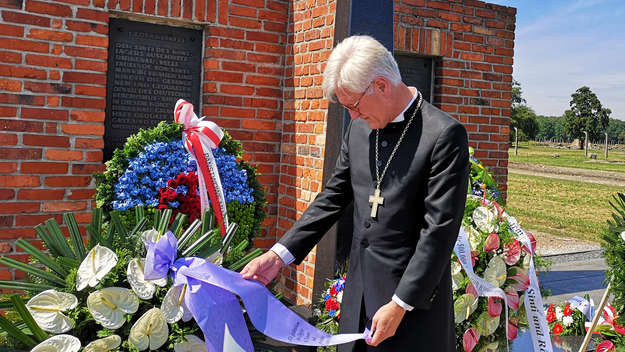 Heinrich Bedford-Strohm bei der Kranzniederlegung in Auschwitz