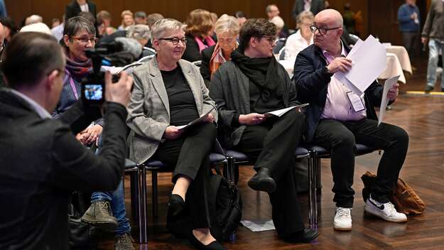 Kirchenpräsidentin Dorothee Wüst, Nancy Janz und Detlev Zander vom Beteiligungsforum Sexualisierte Gewalt 