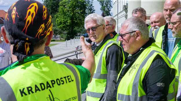 Der EKD-Ratsvorsitzende Bedford-Strohm beim Abschluss der christlichen Spirit Tour mit einem der 12 