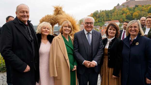 Mit der traditionellen Übergabe einer Erntekrone an Bundespräsident Frank-Walter Steinmeier haben Vertreterinnen und Vertreter des Deutschen Bauernverbandes (DBV), der Evangelischen Kirche in Deutschland (EKD), des Katholischen Verbandes für die Menschen 
