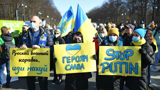 Mehrere Tausend Menschen haben am Sonntag (27.02.2022) in Berlin gegen den russischen Einmarsch in die Ukraine und fuer Frieden in Europa demonstriert.
