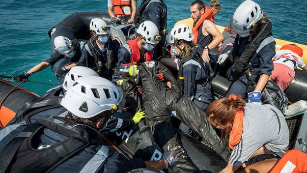 Die Crew der Sea-Watch 4 bei Rettungsübungen von Menschen aus dem Meer