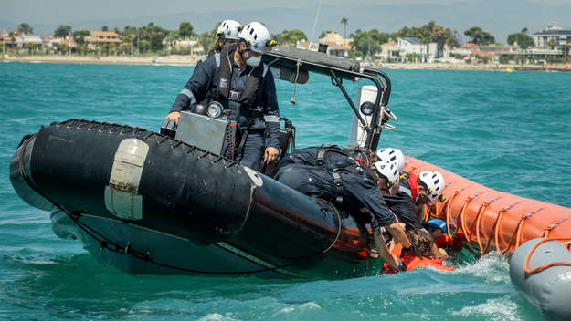 Crew bei Rettungsübungen mit dem Schnellboot