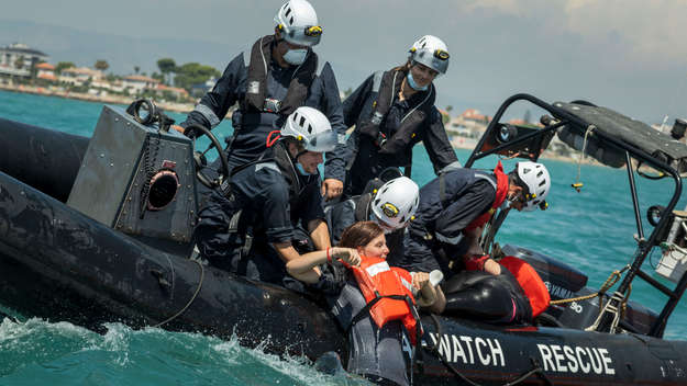 Crew bei Rettungsübungen mit dem Schnellboot