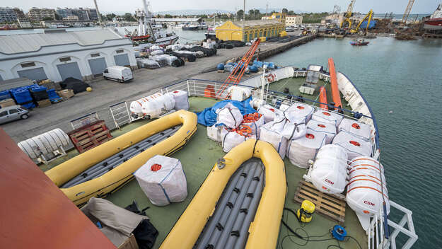 Vorbereitungen auf der Sea-Watch4- Schlauchboote und Rettungswesten