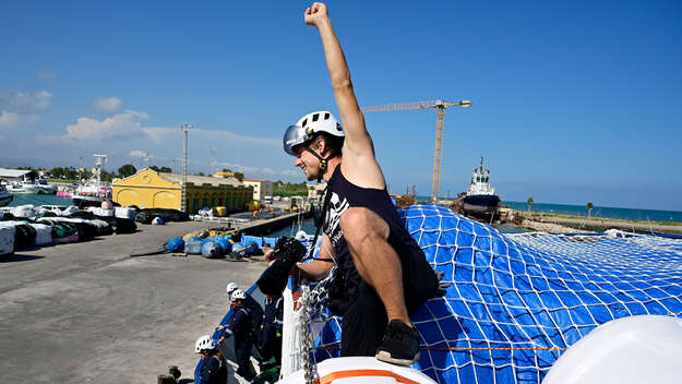 Crewmitglied beim Auslaufen aus dem Hafen - Yeah!