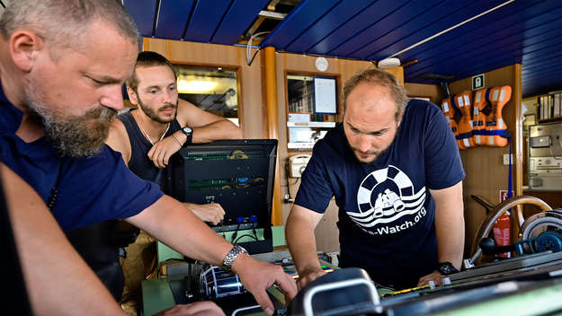 Kapitän Stevan Nonkovic (re:) mit zwei Mitgliedern der Crew in der Steuerkabine