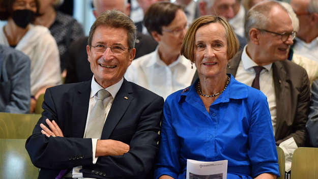 Wolfgang Huber und seine Ehefrau Kara Huber sitzen am 26.08.2022 in der Berliner Franzoesischen Friedrichstadtkirche waehrend des Festakts zum 80. Geburtstag von Wolfgang Huber. 