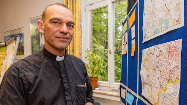 Der evangelische Pfarrer, sein katholischer Kollege Juergen Langer sowie rund 60 groesstenteils ehrenamtliche Mitarbeiter sind seit Beginn der Hochwasserkatastrophe rund um die Uhr im Einsatz. Roebke und sein Team waren in den ersten Tagen unmittelbar vor