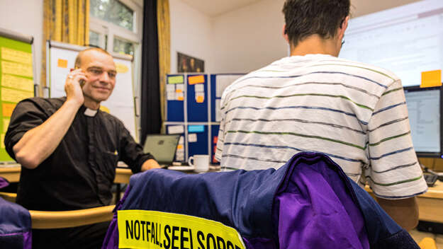 Pfarrer Albrecht Roebke, evangelischer Koordinator der Notfallseelsorge, in der provisorischen eingerichteteten Zentrale der Notfallseelorge in Bonn (Foto vom 24.07.2021). 