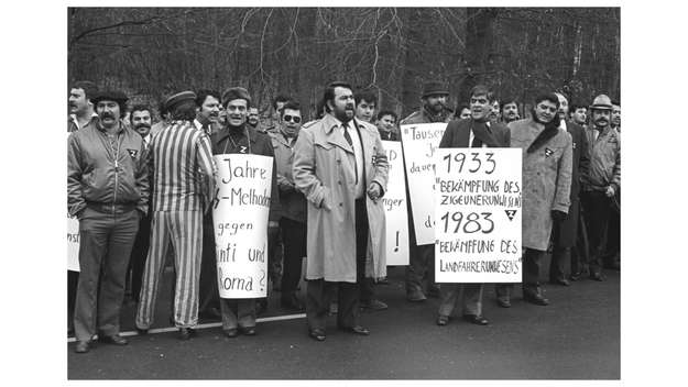 Demonstration vor dem Bundeskriminalamt in Wiesbaden um gegen die fortgesetzte Sondererfassung der Minderheit zu protestieren, 1983 