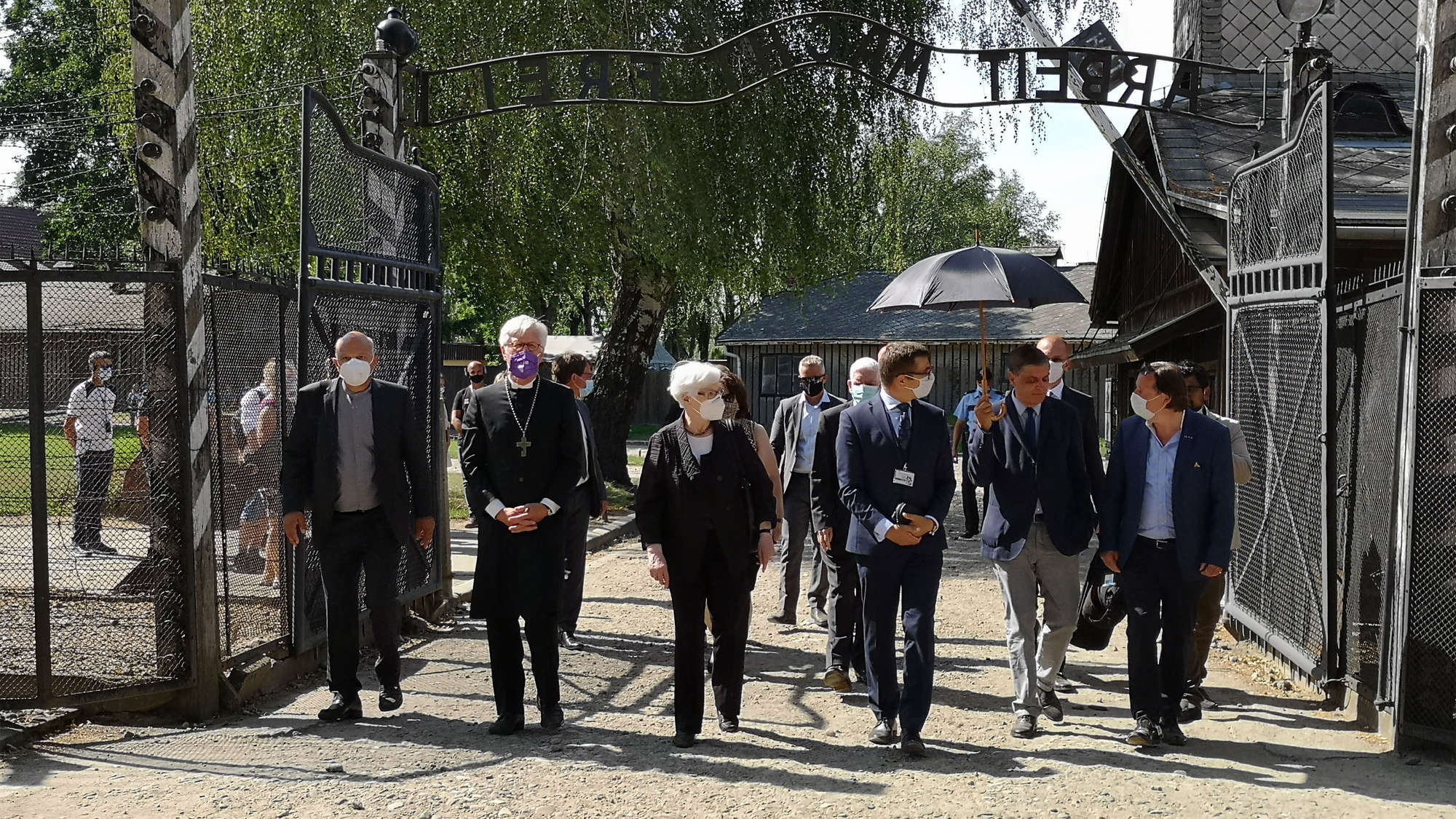 Die gemeinsame Delegation vor  dem Lagertor der Gedenkstätte Auschwitz