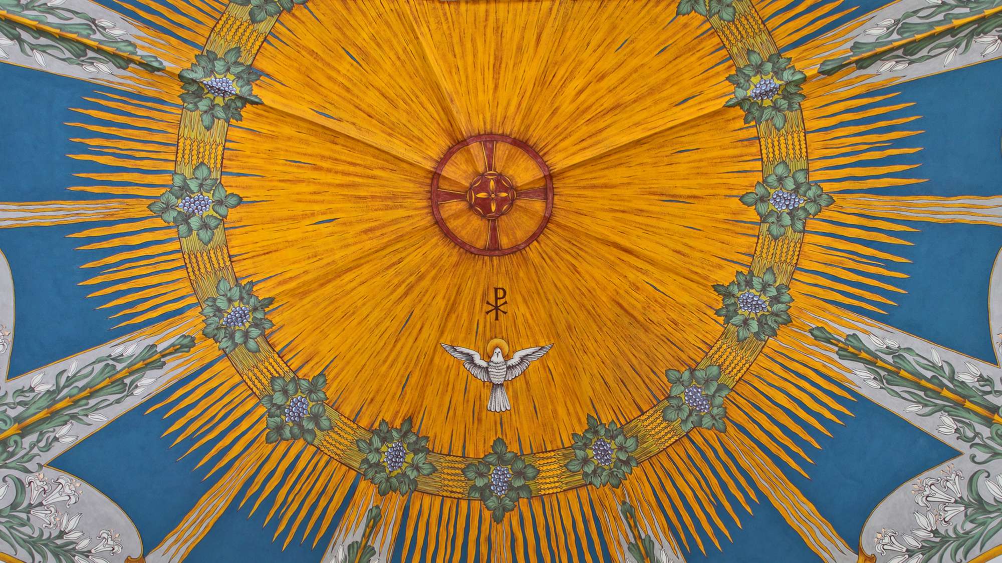 Deckenmalerei im Schirmgewölbe über dem Altar der Evangelische Kirche Halsbrücke zeigt eine Taube, Symbol für den heiligen Geist, Pfingstsymbol und das Buchstabensymbol für das Christentum Chrismon, die Anfangsbuchstaben von Christos: X (Chi) und P (Rho).