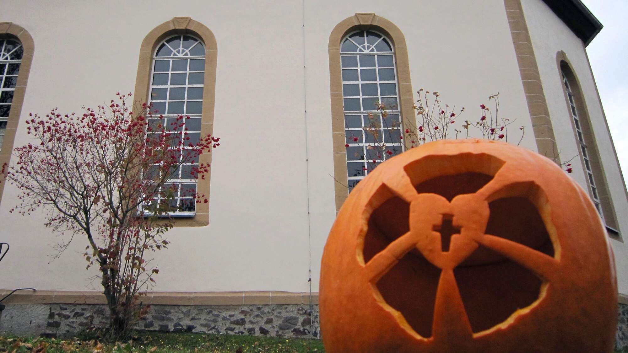 Kürbis mit Lutherrose vor der evangelischen Kirche in Brauerschwend