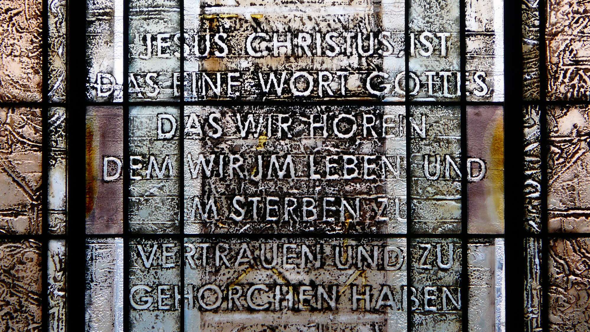 Gedenkfenster zur Erinnerung an die Barmer Theologische Erklärung in der Friedhofskirche in Wuppertal-Elberfeld