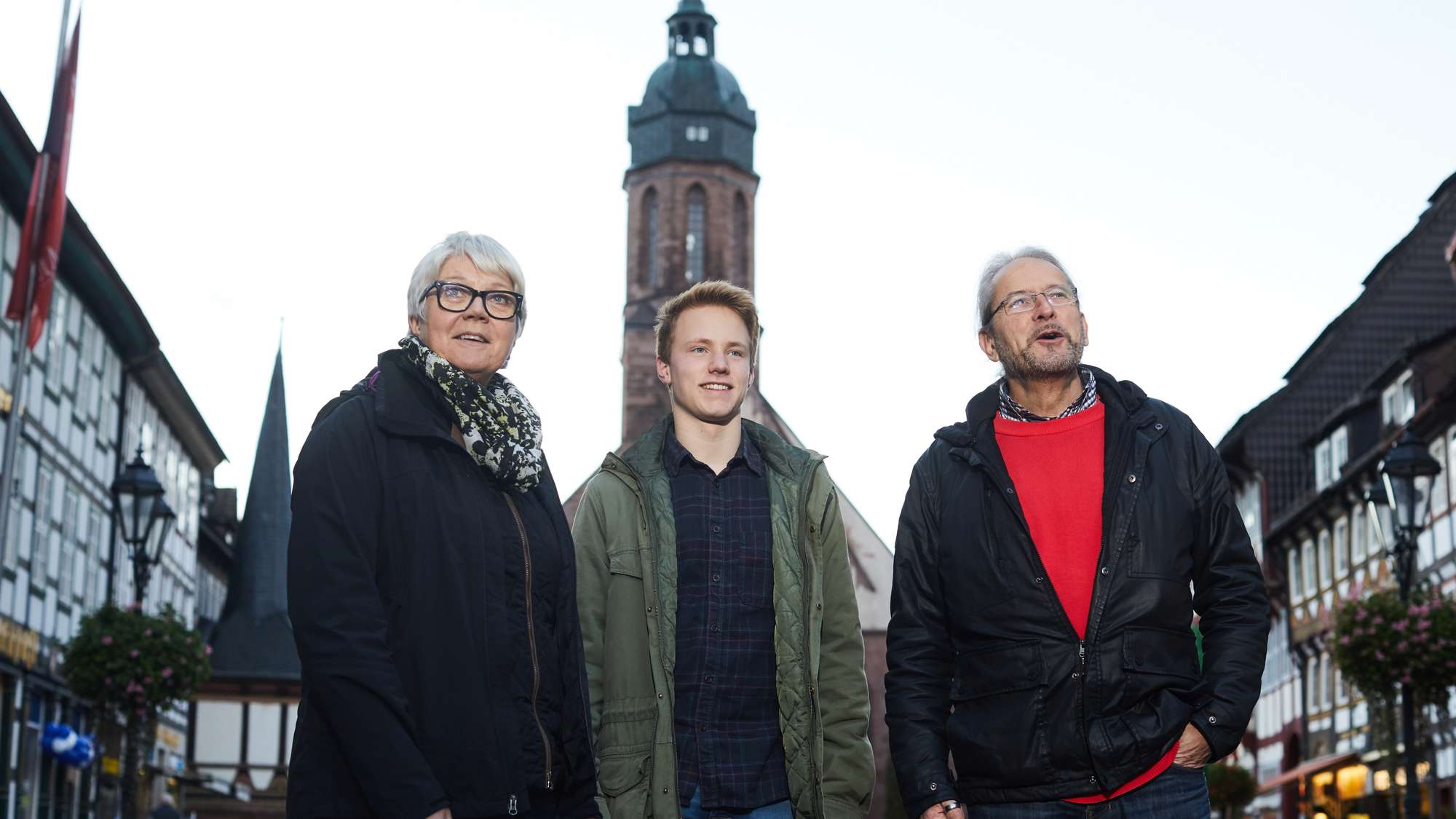 Kirchenmitglieder stehen vor einer Kirche.