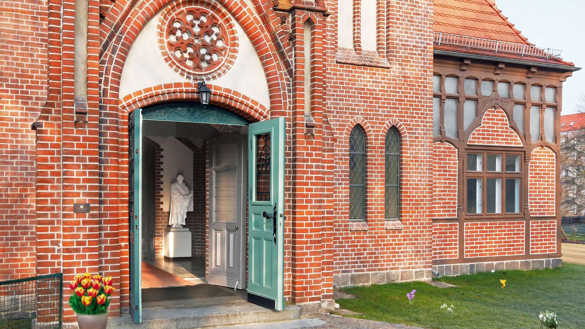 Blick durch die offene Tür in die Lutherkirche in Berlin-Wilhelmsruh