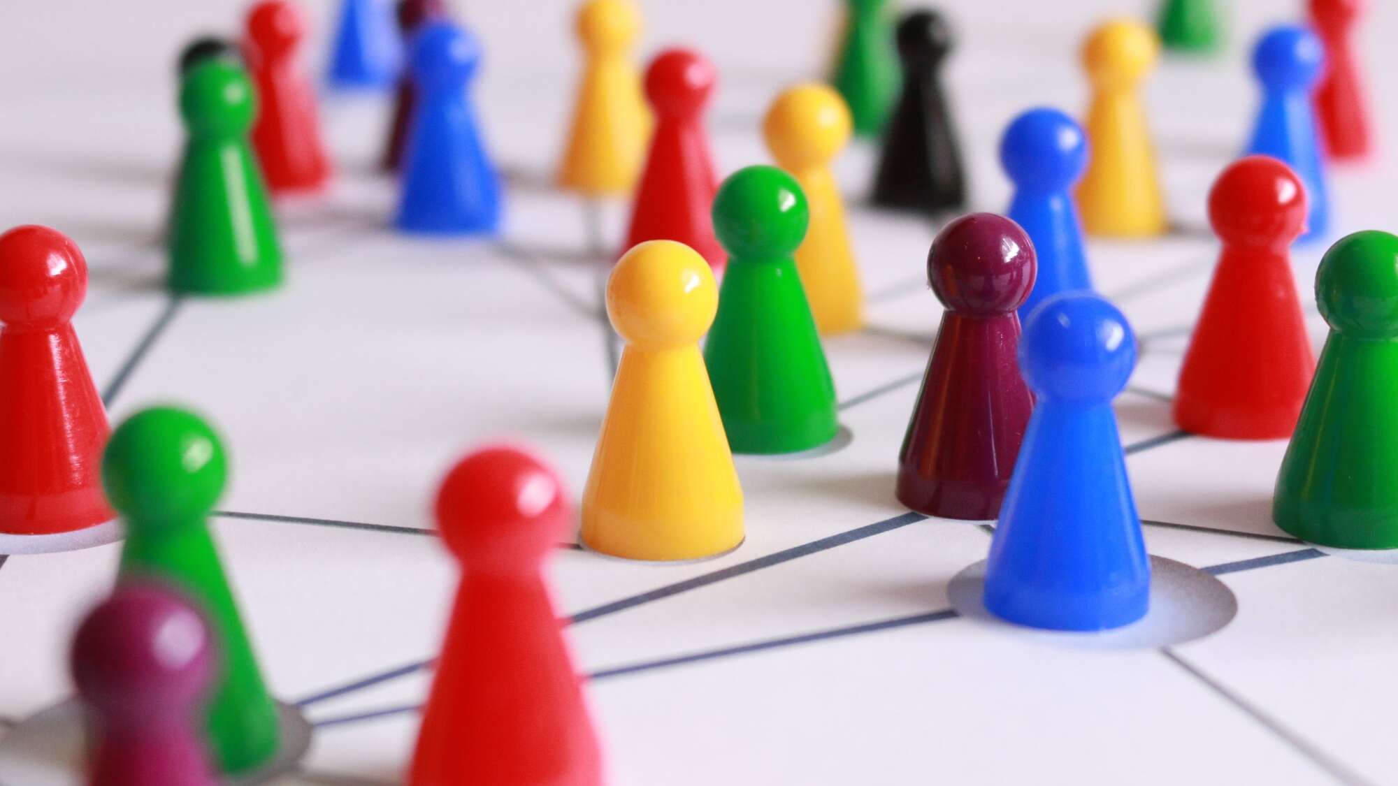 Bunte Spielfiguren auf einem Spielfeld