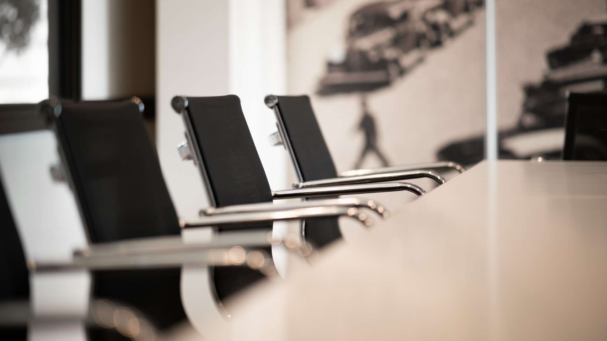 stühle an einem konferenztisch