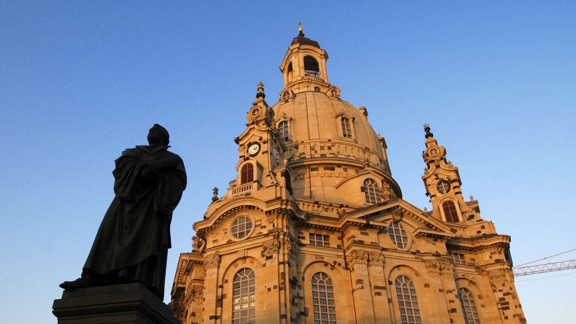 Frauenkirche Dresden mit Lutherdenkmal im Abendlicht