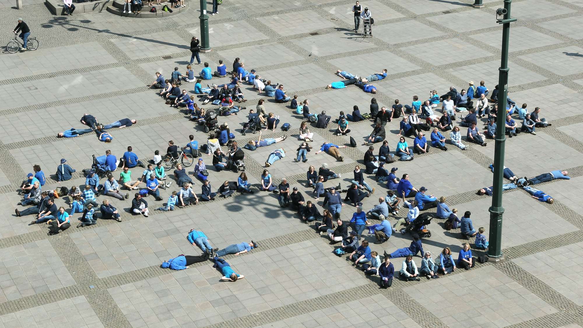 Flashmob bildet Kreuz auf dem Rathausmarkt in Hamburg