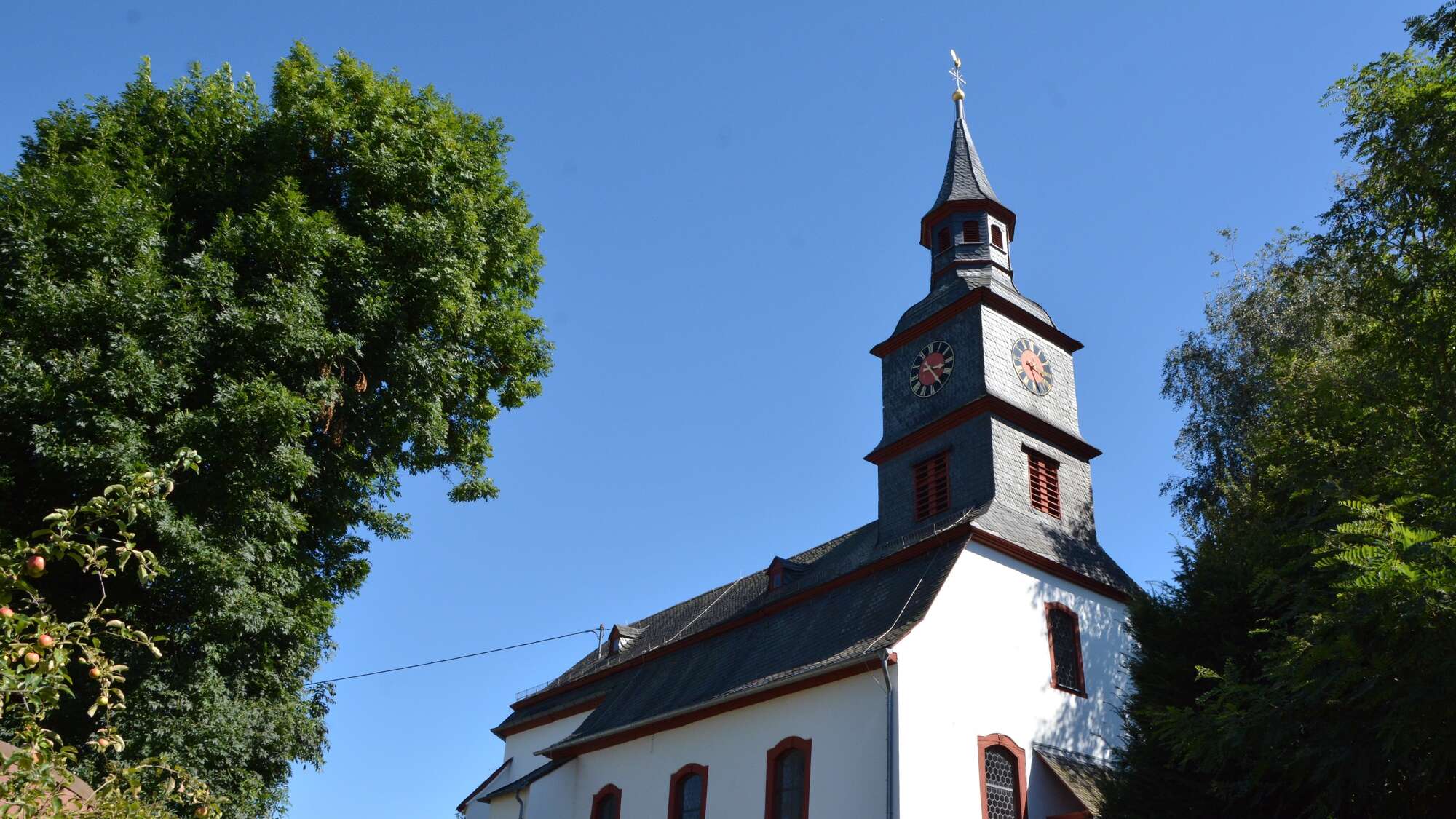 Turm der evangelischen Kirche in Holzhausen ü. Aar