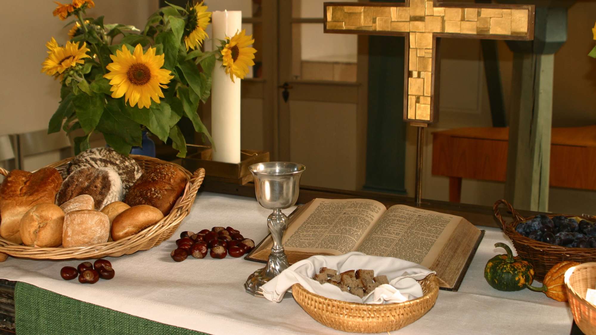 Altar mit Kelch und Brot für die Abendmahlsfeier an Erntedank