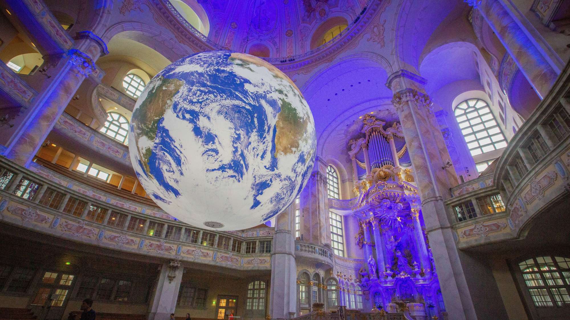 Kunstinstallation 'Gaia' des britischen Kuenstlers Luke Jerram in der Dresdener Frauenkirche
