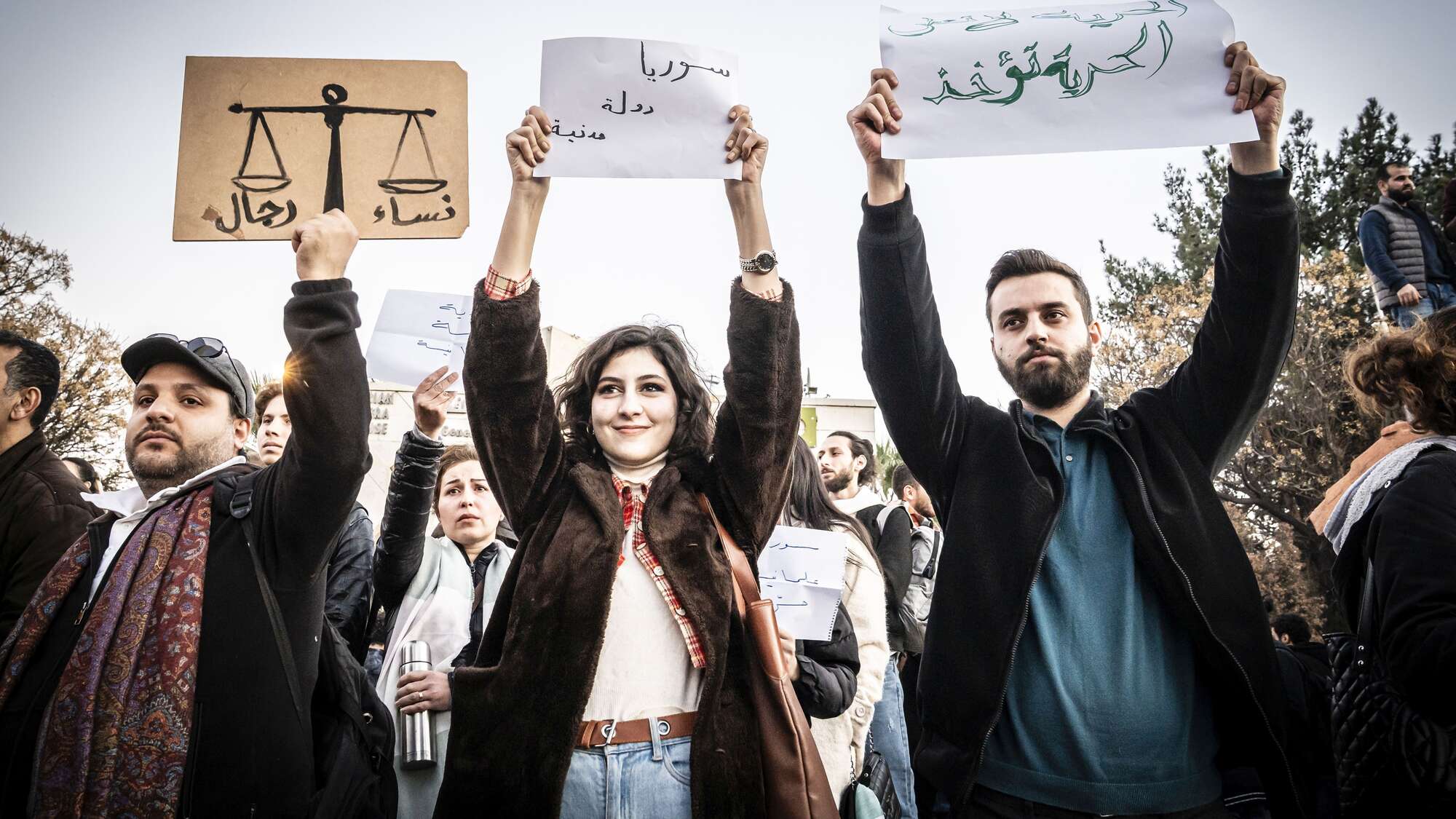Menschen in Damaskus demonstrieren für ein saekulares Syrien, Demokratie und die Gleichberechtigung von Mann und Frau.