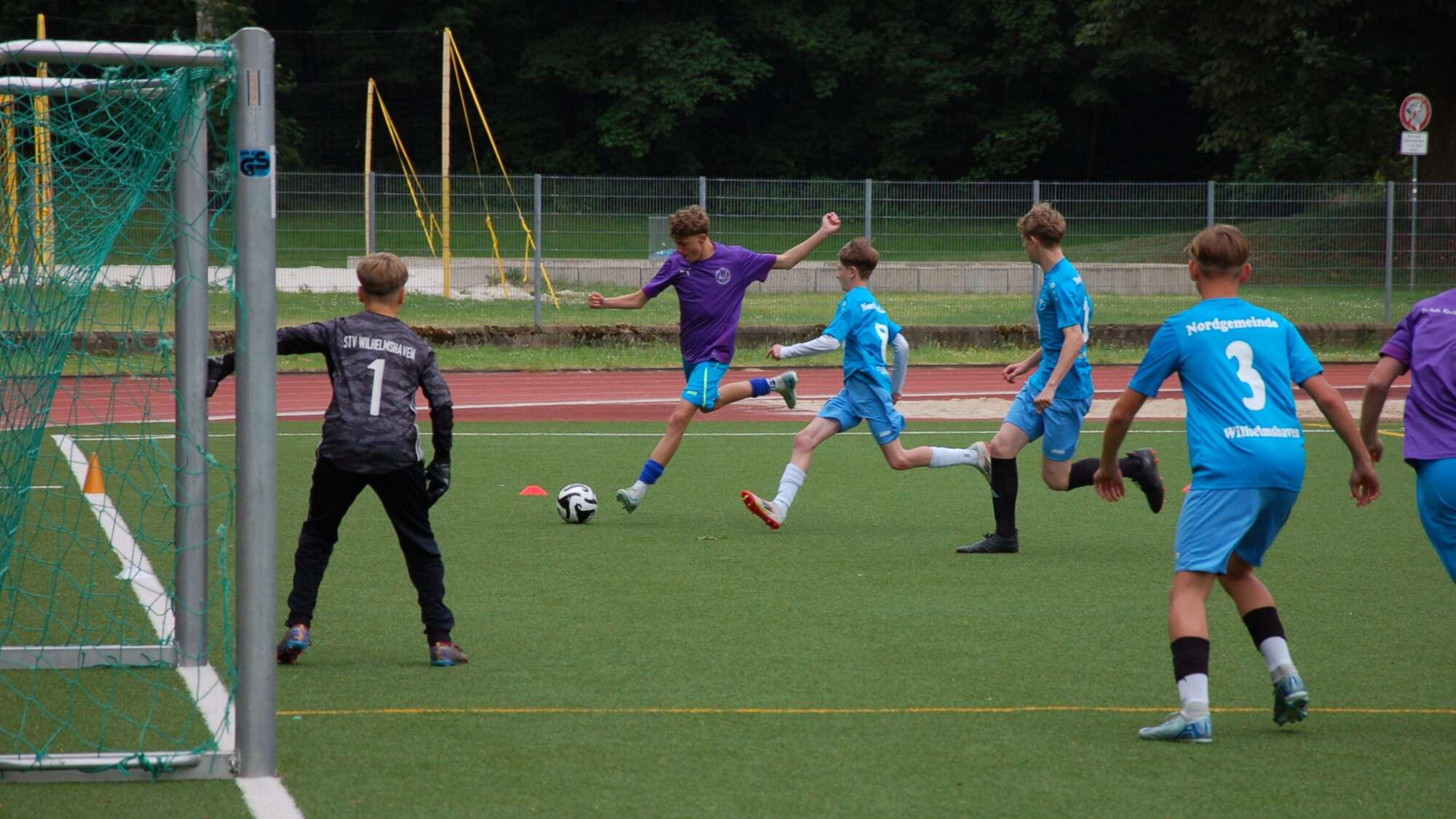 Jugendliche Fußballspieler beim Konficup kurz vorm Torschuss