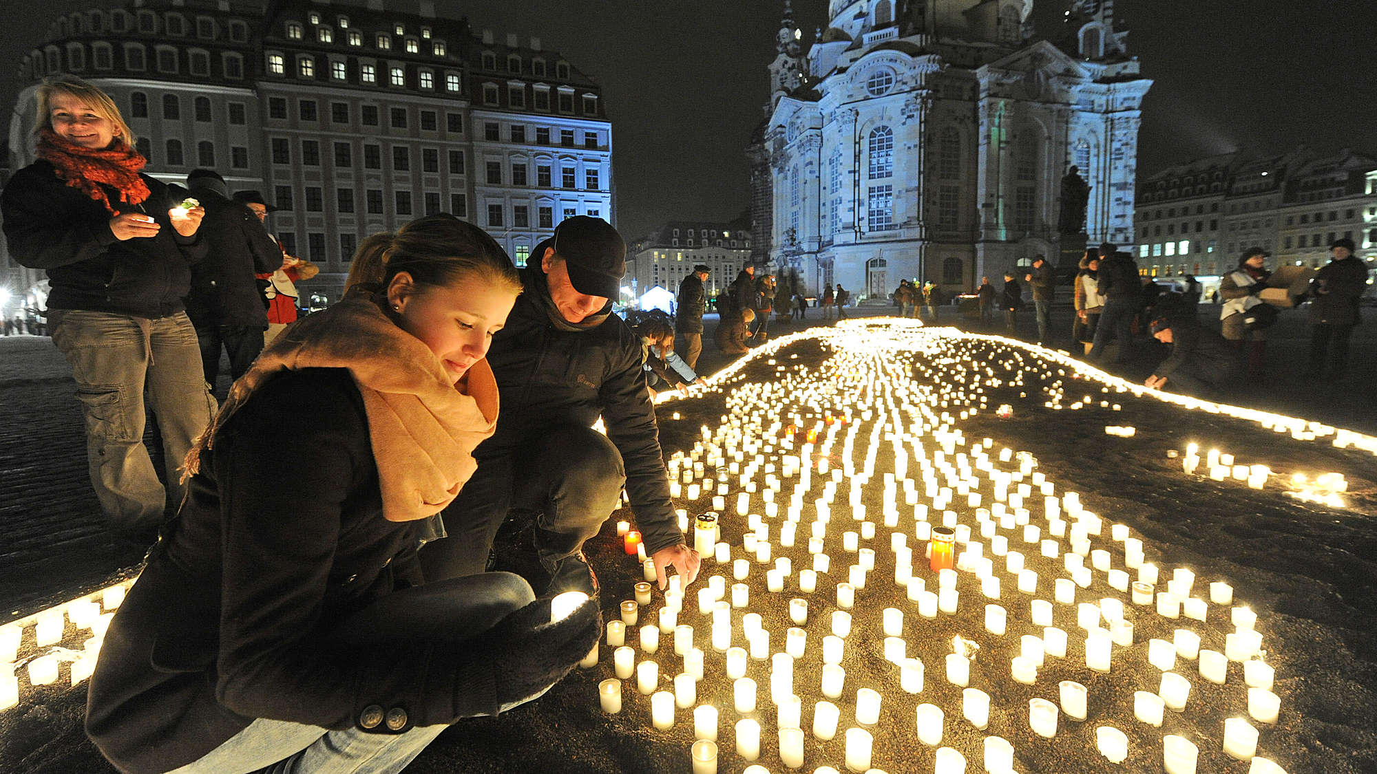 Mit einer Menschenkette um die Altstadt haben rund 13.000 Dresdner am Montagabend (13.02.2012) ein Zeichen gegen Rechtsextremismus und Gewalt gesetzt (Foto vor der Frauenkirche).